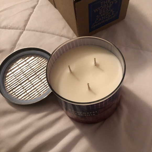 NIB Bath & Body Rainforest Gardenia 3 -Wick 14.5 oz Candle - Picture 2 of 4